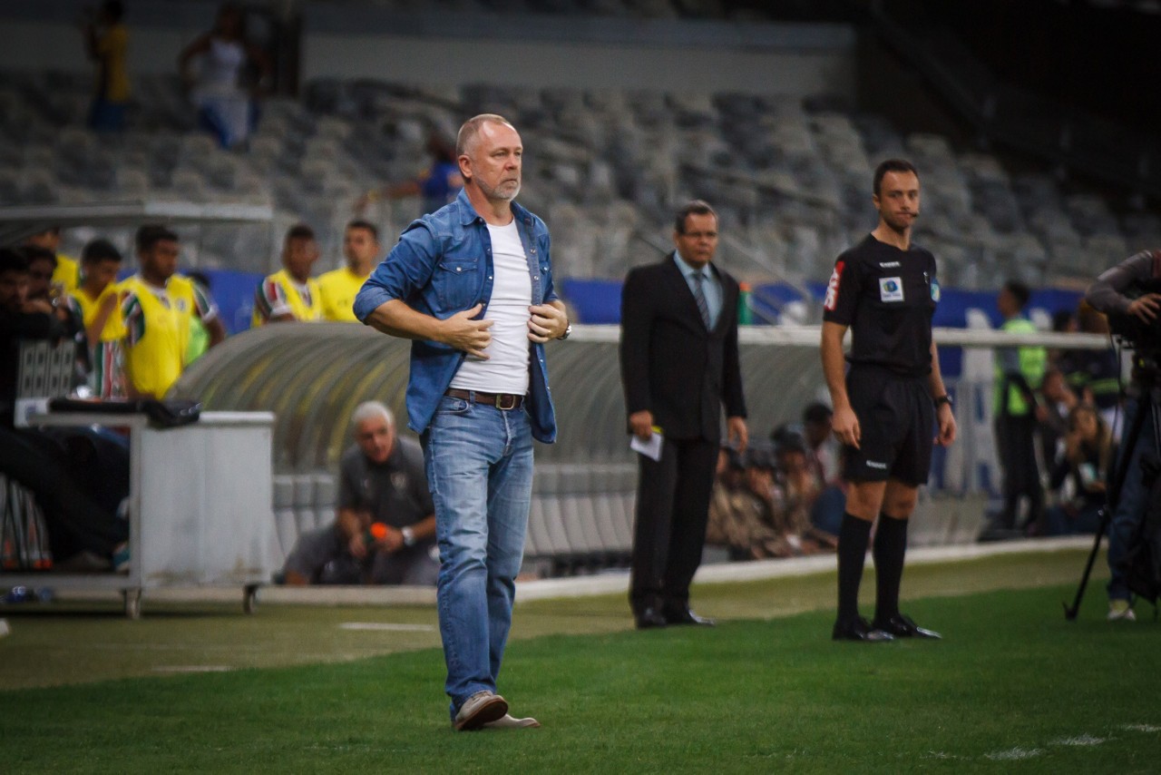 Mano criticou a cera do goleiro Júlio César, do Fluminense