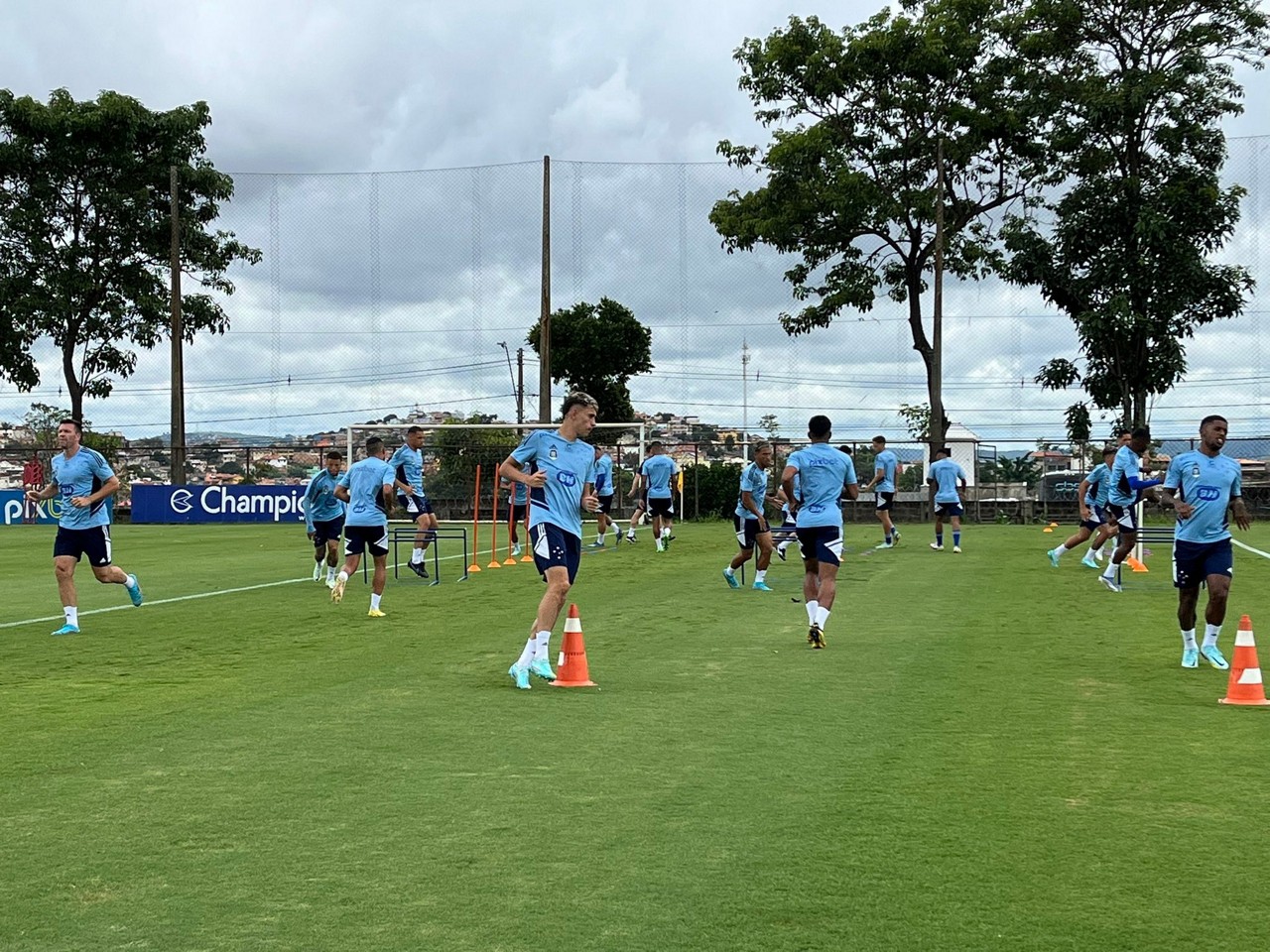Jogadores do Cruzeiro fazem trabalho físico na Toca na retomada das atividades após a folga de Natal