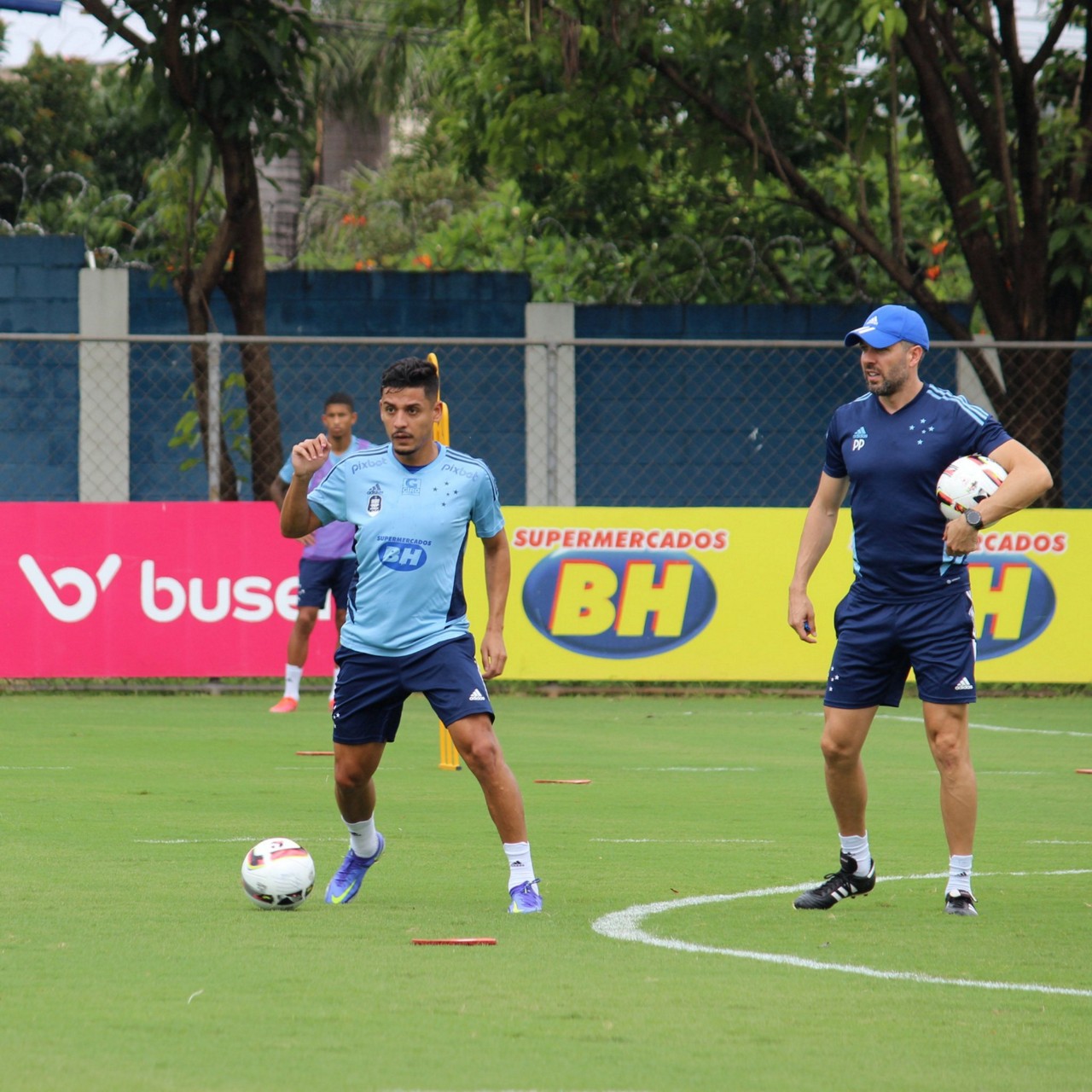 Jogadores do Cruzeiro terão semana intensa de treinos sob o comando do técnico Paulo Pezzolano