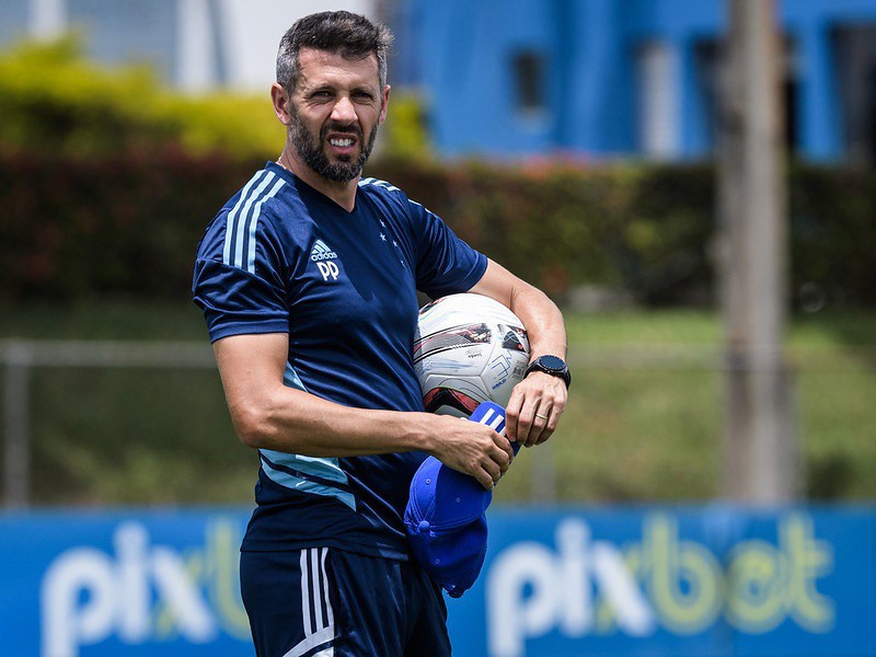 Técnico Paulo Pezzolano teria colocado o cargo à disposição após derrota para o América neste domingo (19)