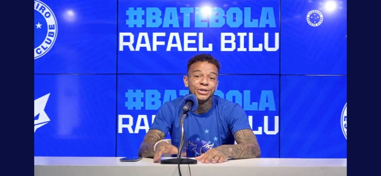 Estiloso, Rafael Bilu até arriscou, de improviso, uma letra especial sobre a entrevista às redes sociais do Cruzeiro