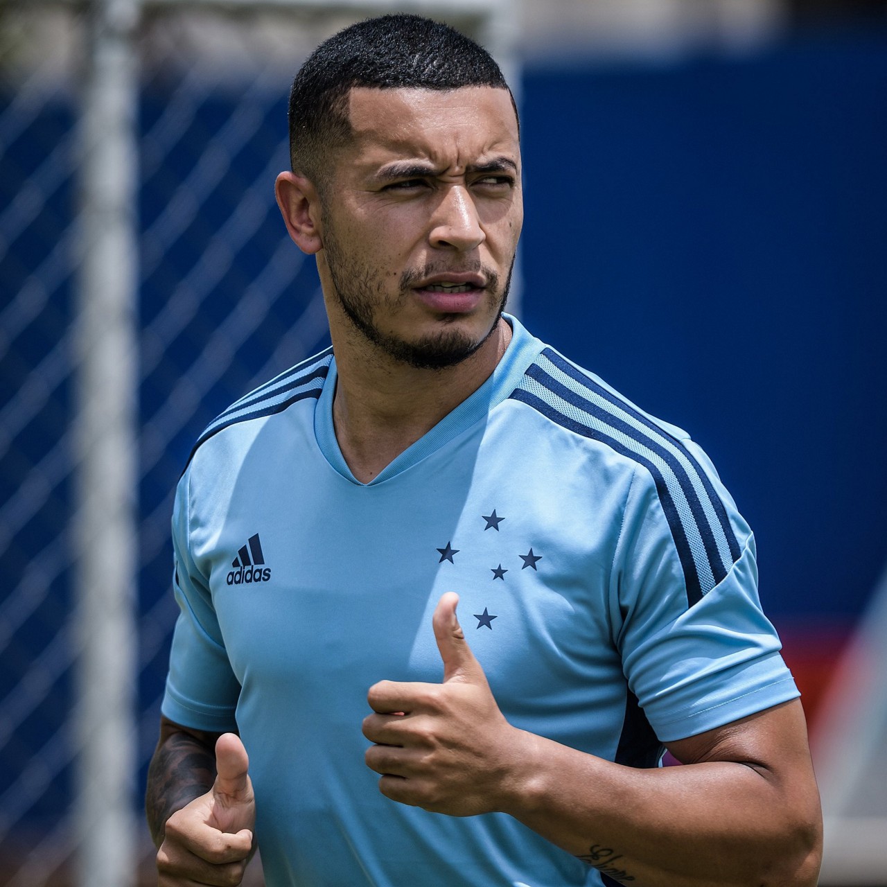 Em fase final de recuperação, lateral direito Willian está confiante em bom desempenho com a camisa celeste