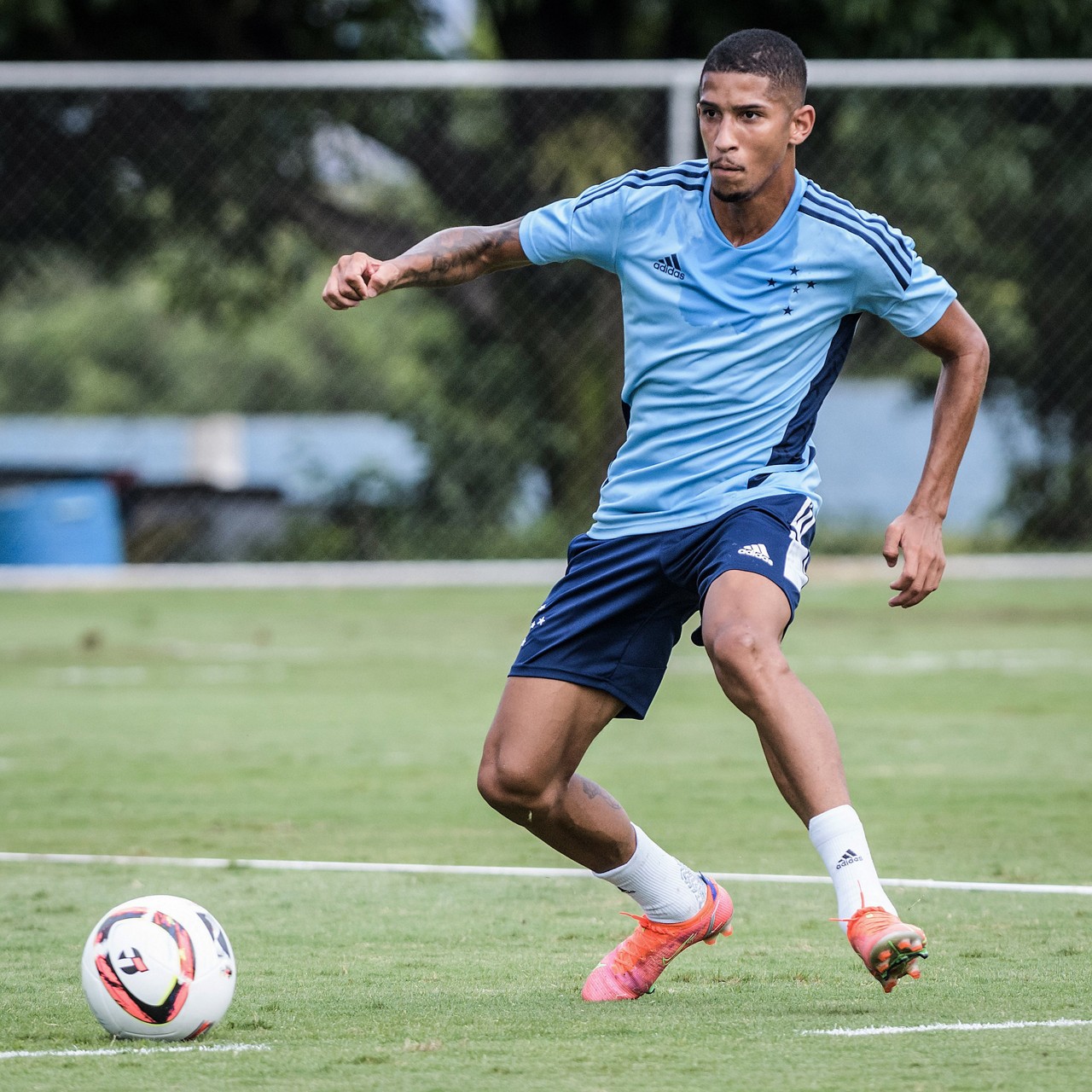Contratado junto a Ponte Preta, lateral Igor Formiga é um dos reforços já regularizados pela Raposa