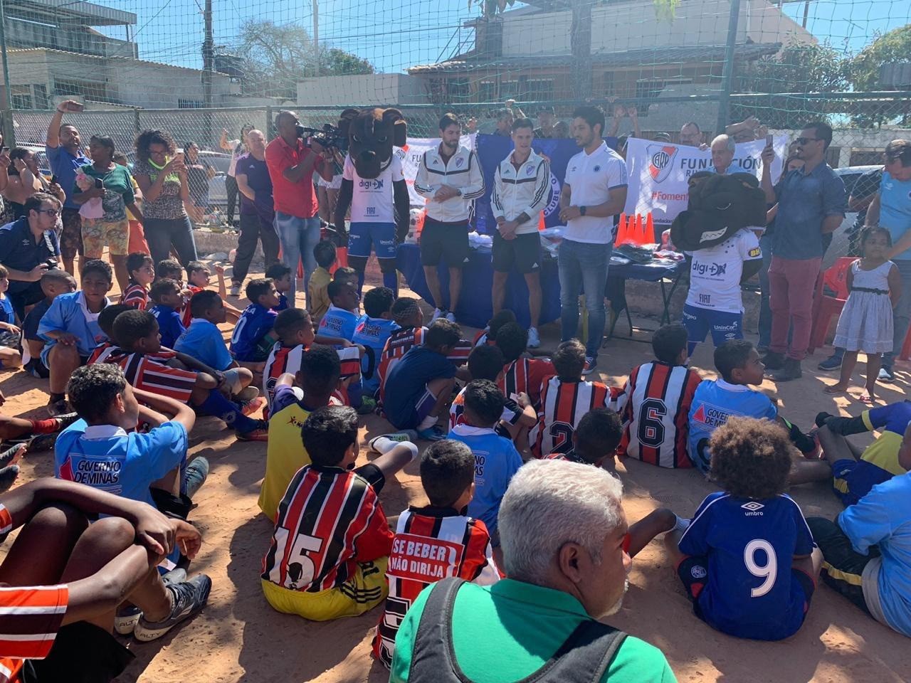 Cruzeiro e River fazem ação social juntos em BH