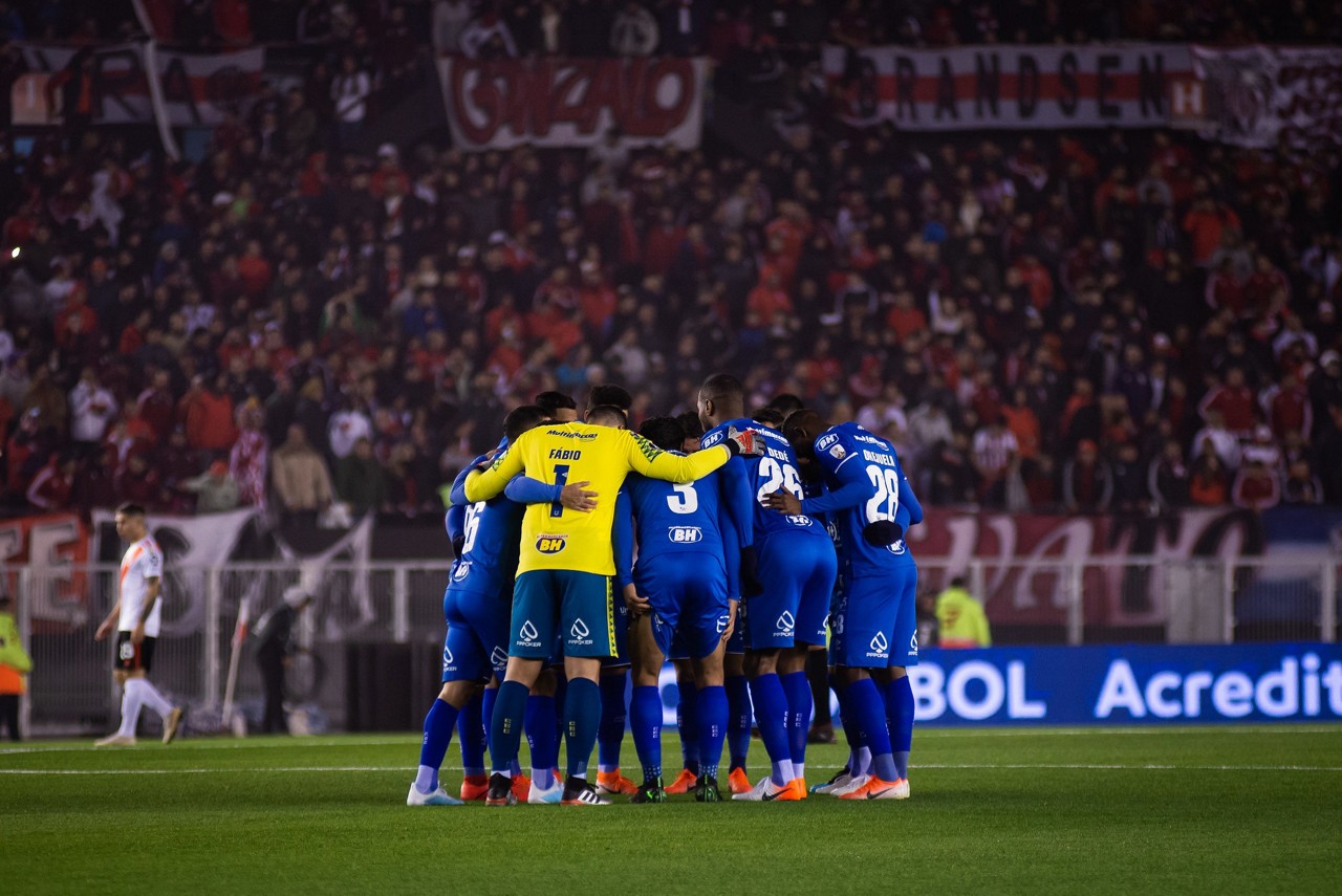 Equipe celeste luta para seguir na Copa Libertadores em duelo complicado com o River