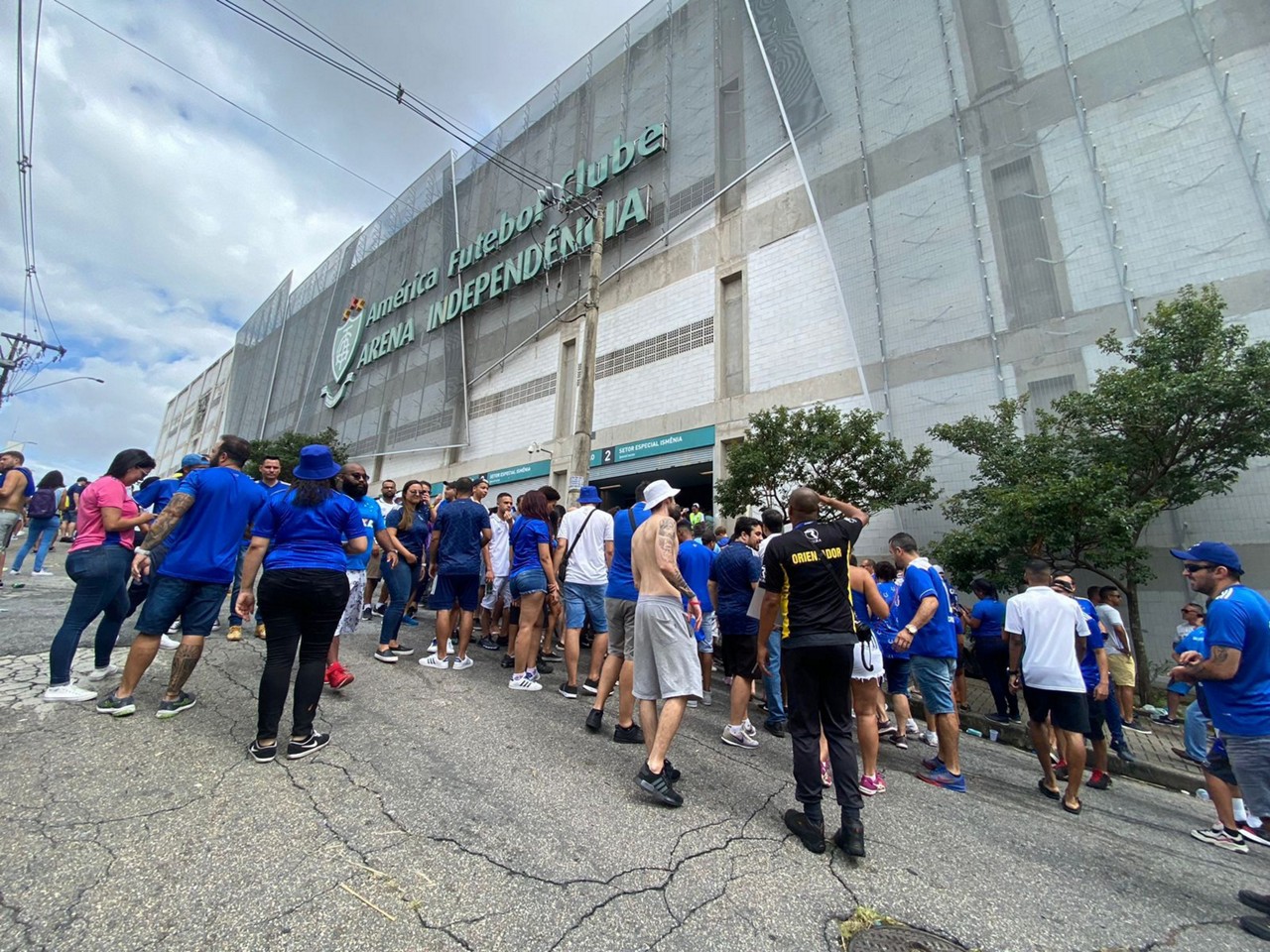 Torcedores da Raposa mostraram estar ao lado de Ronaldo na decisão de não jogar no Mineirão em 2023
