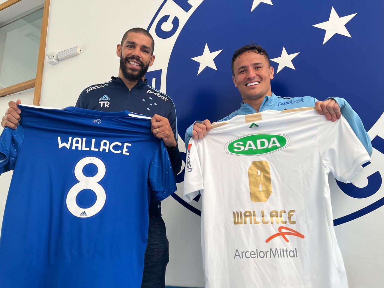Wallace, ídolo do Sada Cruzeiro, e Edu, ídolo do time de futebol, trocaram camisas na Toca da Raposa