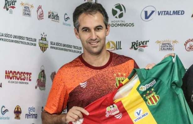Mineiro, técnico Léo Condé está em sua terceira passagem pelo Sampaio Corrêa