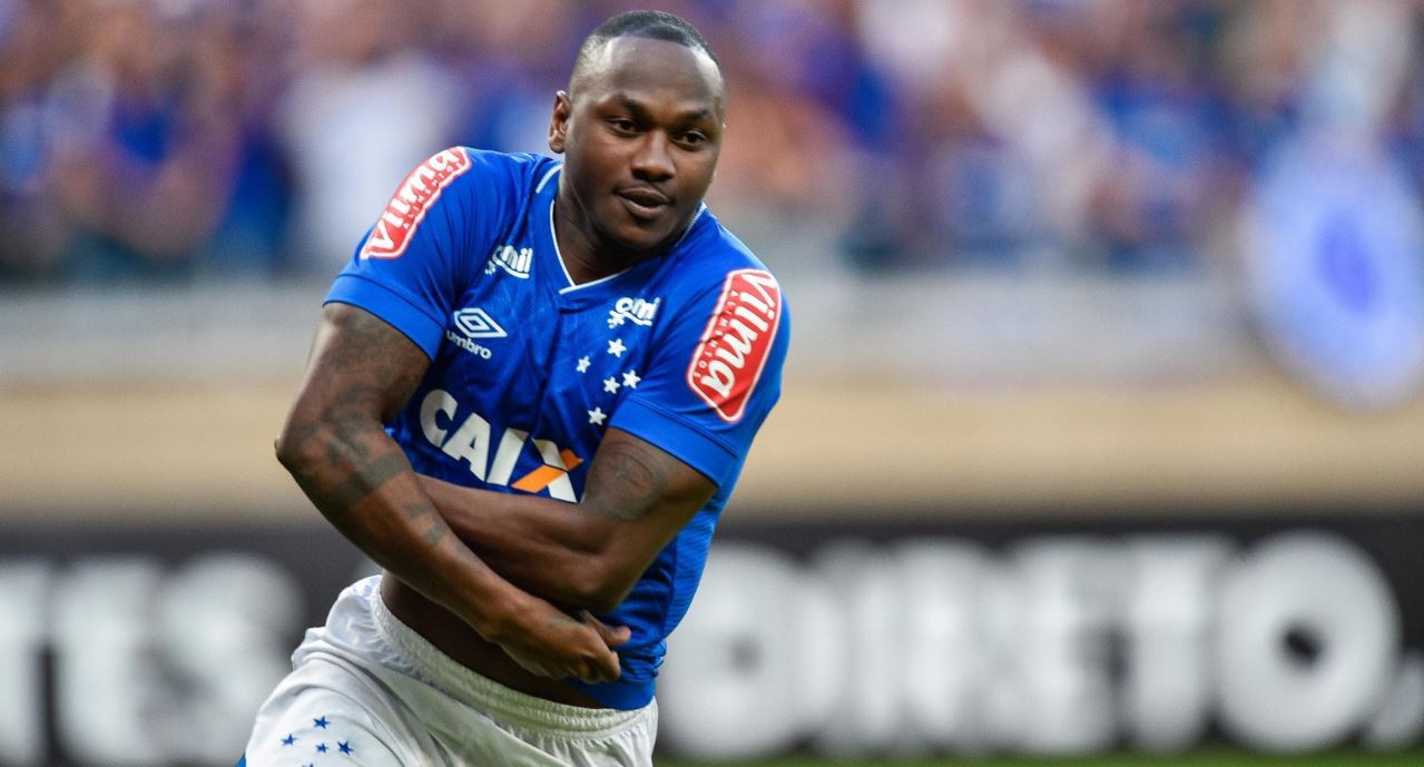 O técnico Mano Menezes e os torcedores esperam voltar a contar com os gols do atacante Sassá, recuperado de contusão e que pode até ser titular neste domingo