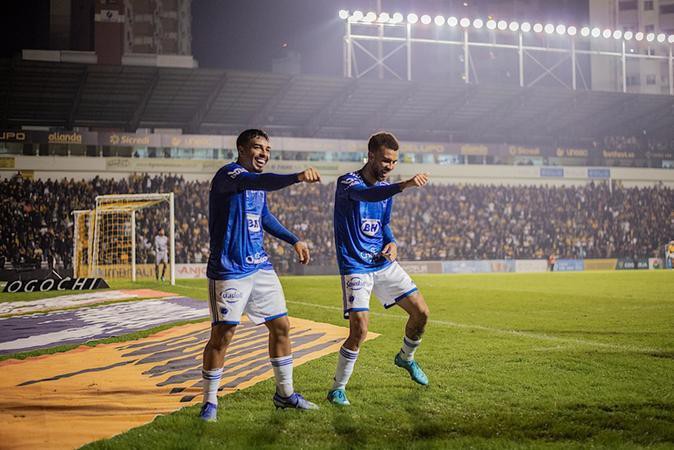 Jajá (direita) foi o autor do gol da vitória do Cruzeiro sobre o Criciúma, em Santa Catarina