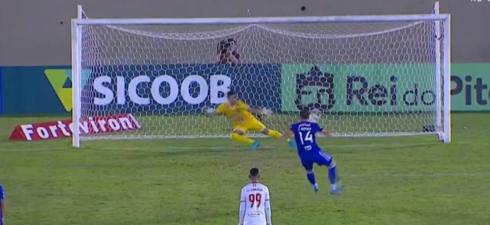 Brock converteu a única penalidade marcada a favor do Cruzeiro nesta Série B do Brasileiro