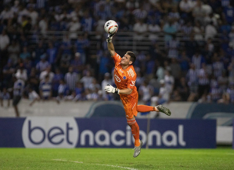 Diante do CSA, goleiro Rafael Cabral, titular absoluto do Cruzeiro, levou seu segundo cartão amarelo