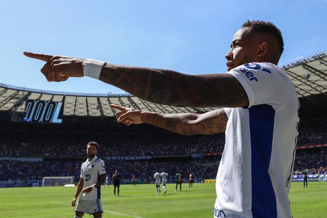 Cena 'repetida' no Mineirão: jogadores do Cruzeiro comemoram mais um gol no turno da Série B do Brasileiro