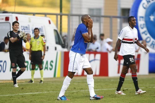 Rafael Donato estreou com dois gols com a camisa celeste