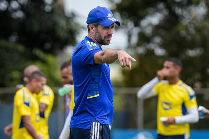 Pezzolano orienta treino na Toca da Raposa; sob comando do uruguaio, time tem mais de 80% de aproveitamento na Série B do Brasileiro