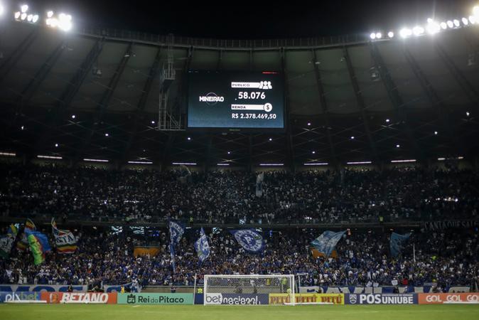 Torcida do Cruzeiro tem registrado recordes de público na atual edição da Série B do Brasileiro, lotando o Mineirão