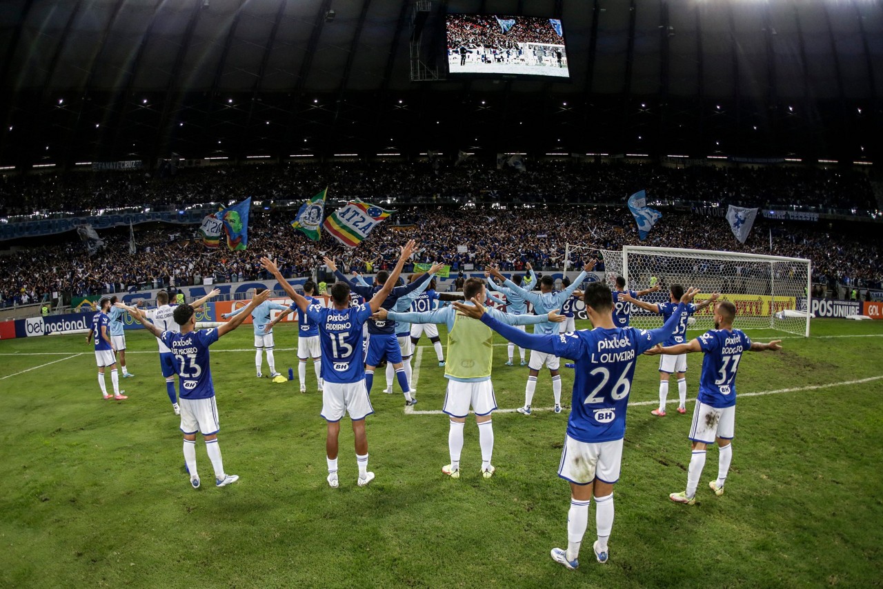 Jogadores do Cruzeiro celebram com torcida vitória sobre o Vila Nova, na última sexta-feira (1)