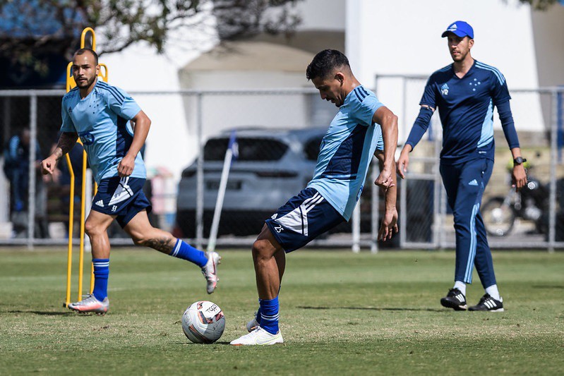 Volante Neto Moura é titular do Cruzeiro e peça fundamental no esquema do técnico Paulo Pezzolano