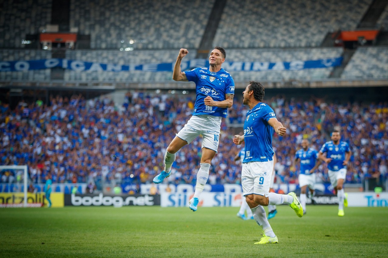 Thiago Neves foi às redes para sacramentar o triunfo do Cruzeiro sobre o Santos