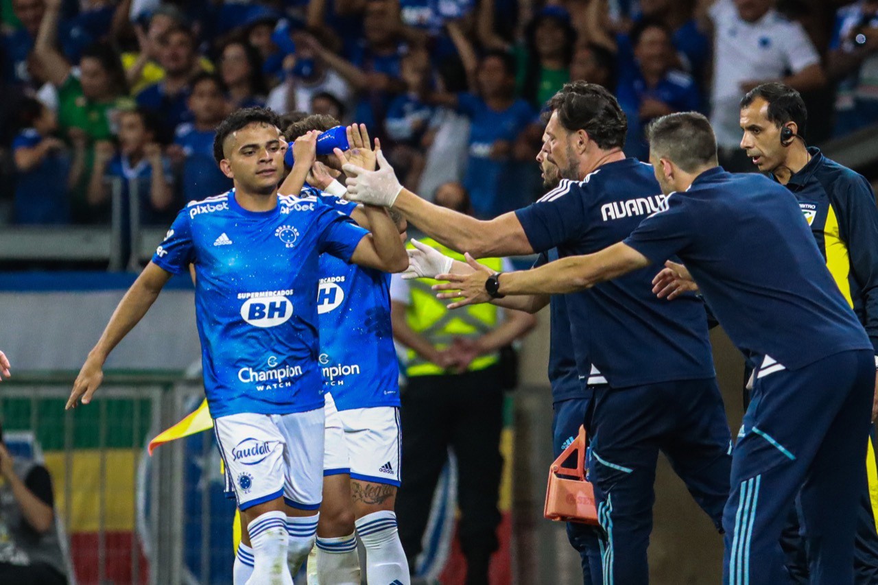 Bruno Rodrigues comemora gol junto ao banco de reservas