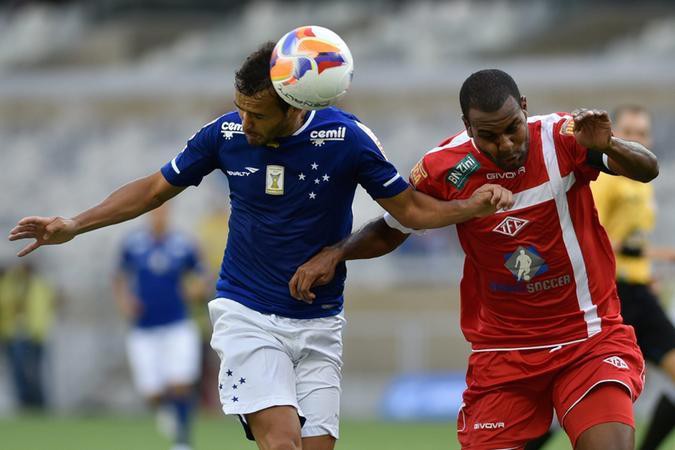 Volante Charles disputa bola pelo alto com um jogador do Tombense durante a derrota no Mineirão, pelo Campeonato Mineiro de 2015