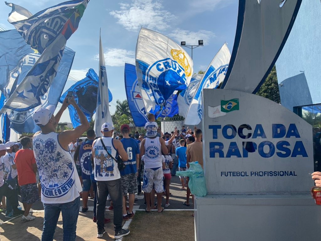 Torcida do Cruzeiro voltou a marcar presença no CT celeste e levou seu apoio