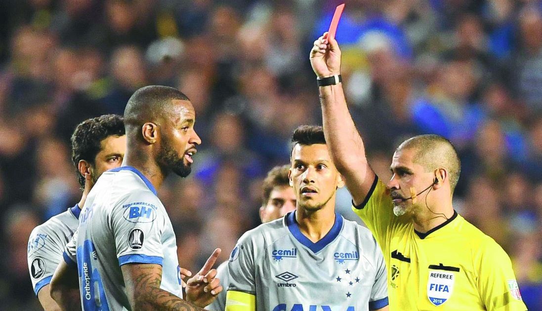 O zagueiro do Cruzeiro acabou sendo expulso erroneamente pelo árbitro da partida após revisão no VAR de lance fortuito na pequena área com o goleiro do Boca Juniors, Andrada, que teve fratura no maxilar