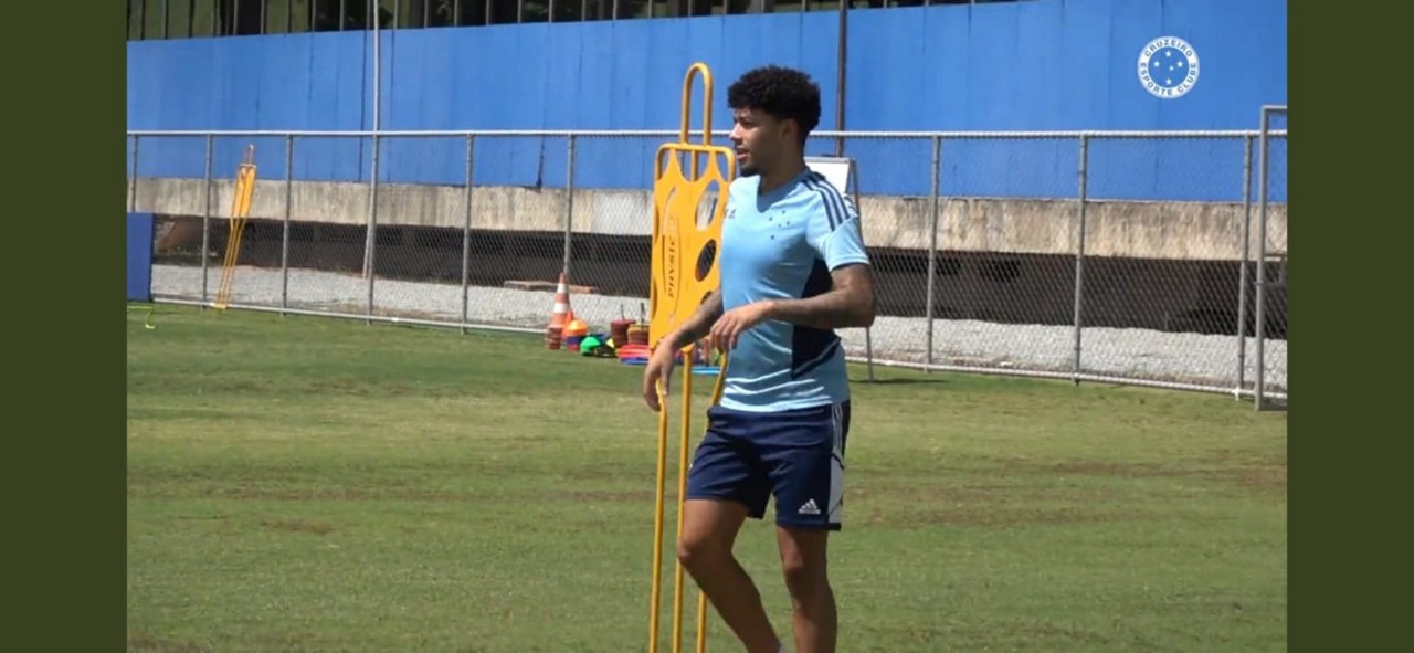 Volante Filipe Machado voltou a realizar atividades em campo nesta quarta-feira (18)
