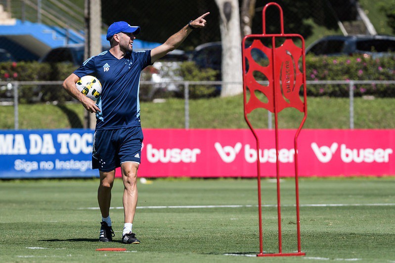 Sob o comando do técnico Paulo Pezzolano, Cruzeiro vem conseguindo abrir boa vantagem no G-4 da Série B