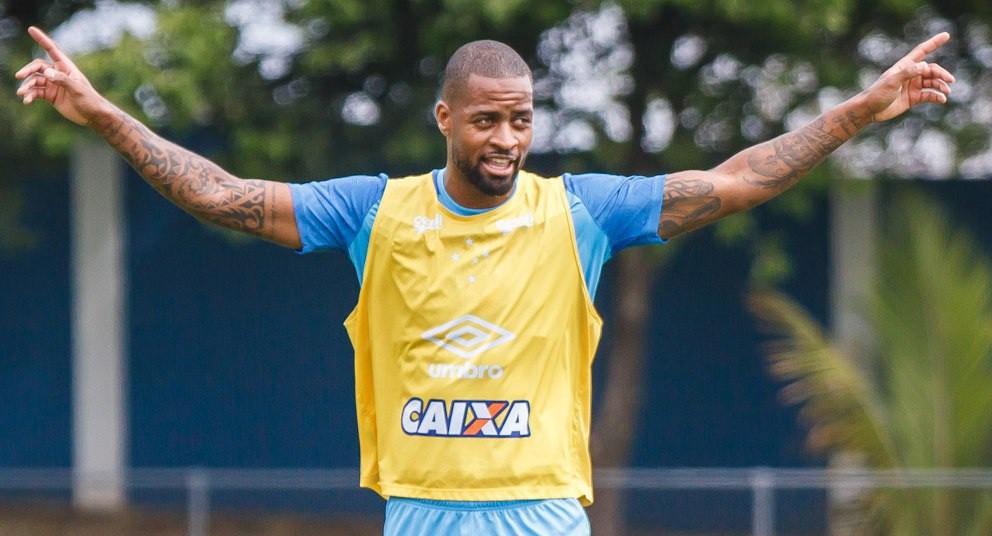 Jogador ficou emocionado por voltar à seleção, mas também quer participar de momento decisivo no Cruzeiro