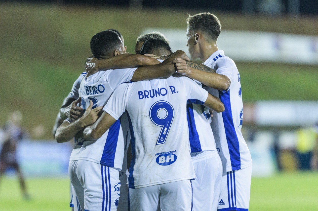 Jogadores do Cruzeiro comemoram gol na vitória fora de casa, em Patrocínio