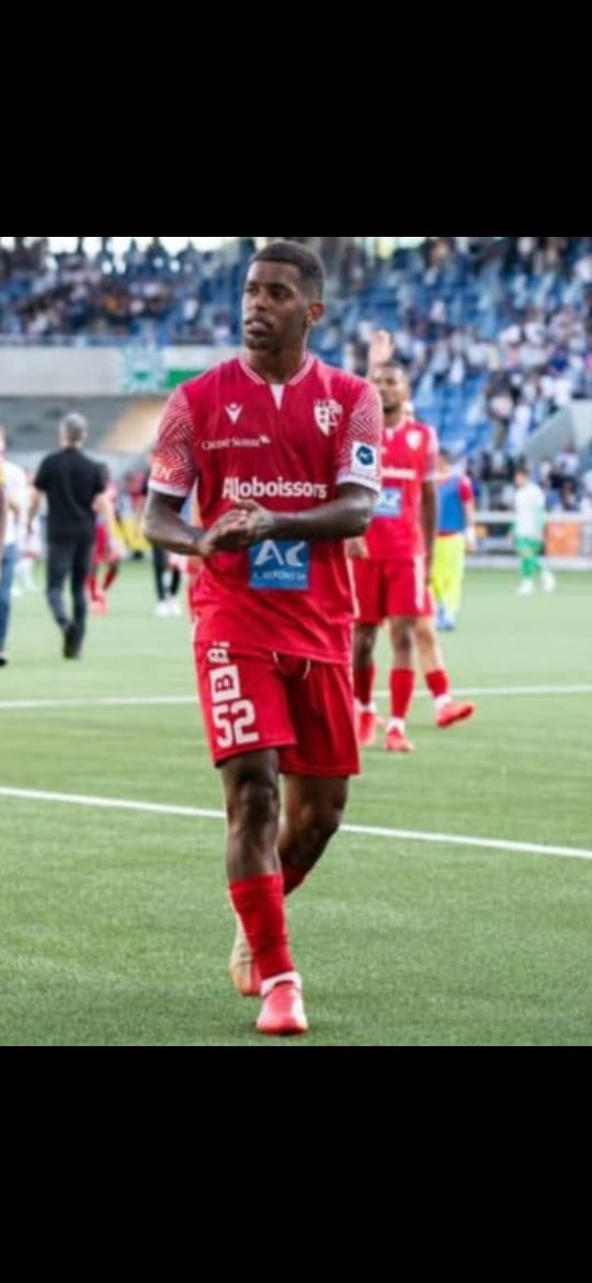 Lateral direito Wesley Gasolina deve passar por exames na Toca da Raposa nesta semana para assinar contrato com o clube