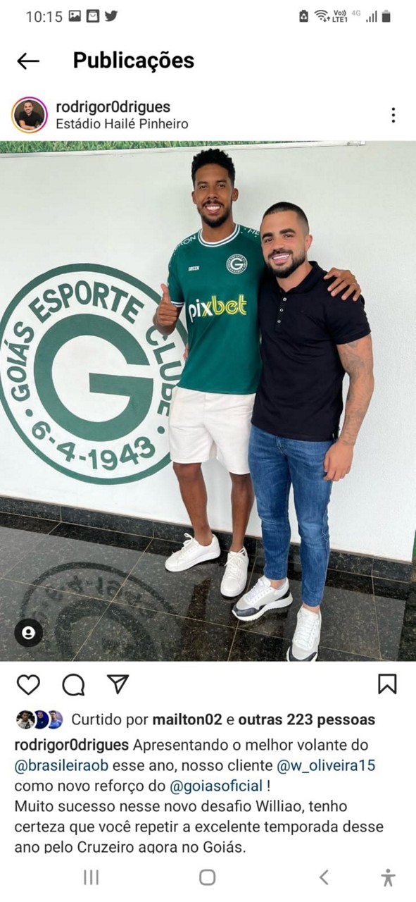 Anunciado como novo reforço do Goiás, Willian Oliveira posa para foto com a camisa do clube, ao lado de seu empresário
