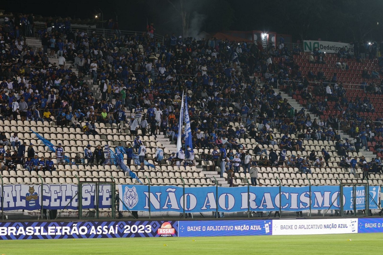 Faixa contra o racismo estendida na Arena do Jacaré durante jogo do Cruzeiro