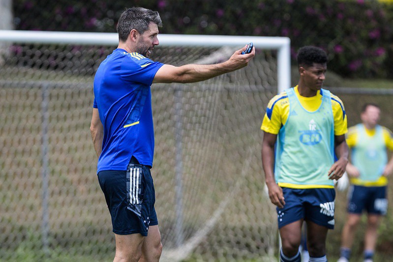 O técnico do Cruzeiro, o uruguaio Paulo Pezzolano