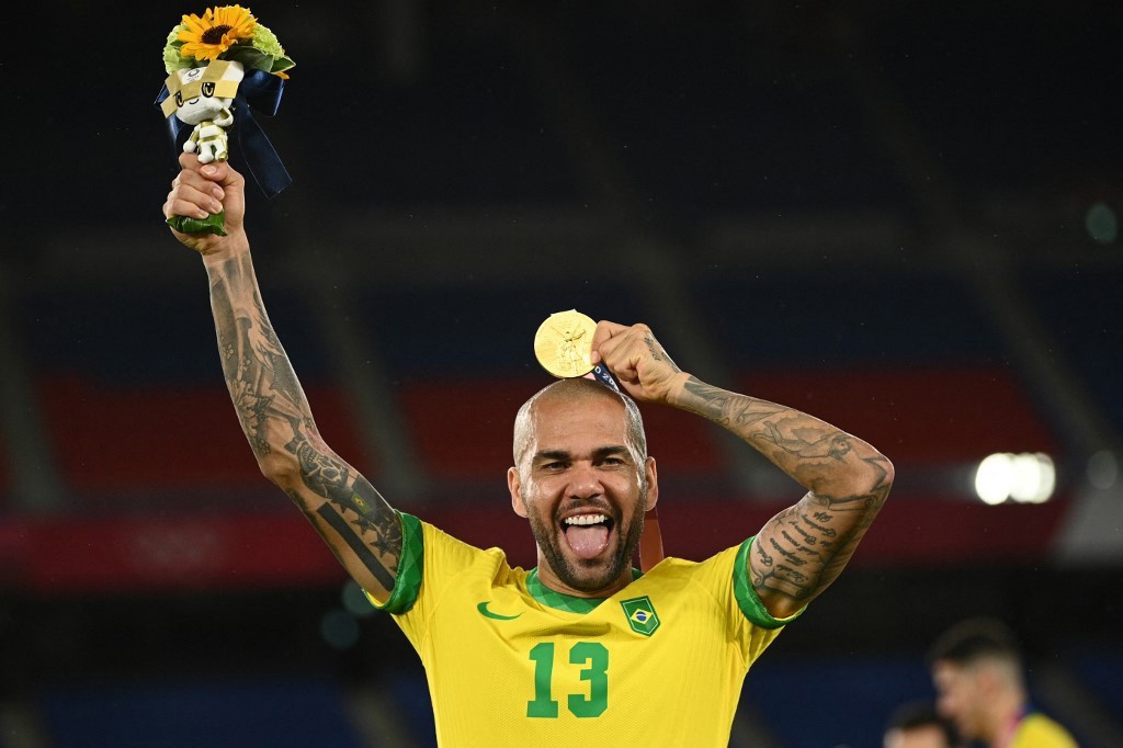 Daniel Alves tem 43 títulos no currículo, incluindo a medalha de ouro em Tóquio