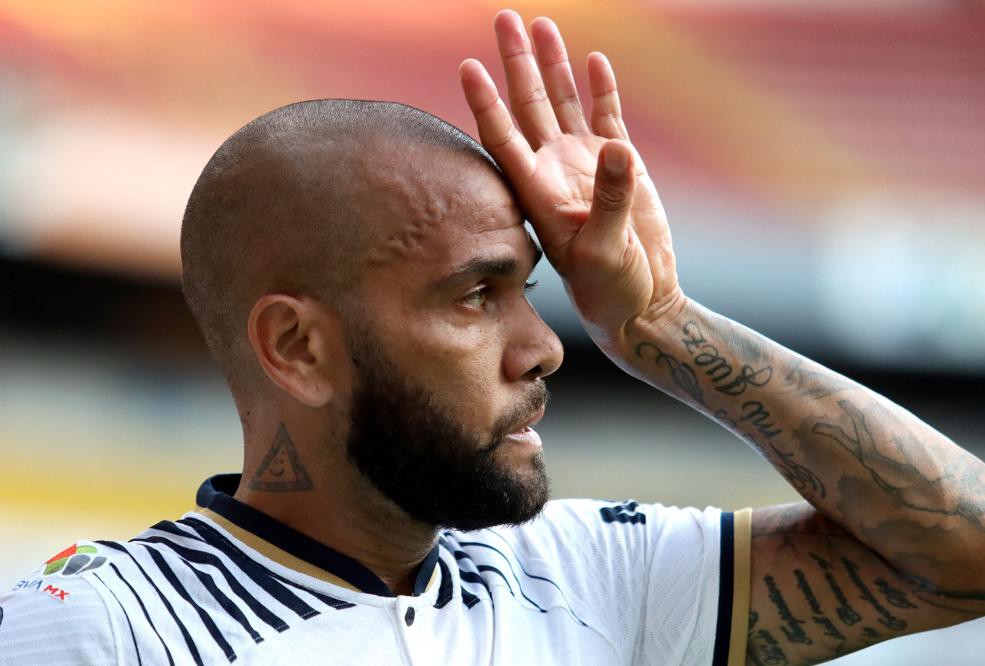 Daniel Alves está preso, acusado de agressão sexual