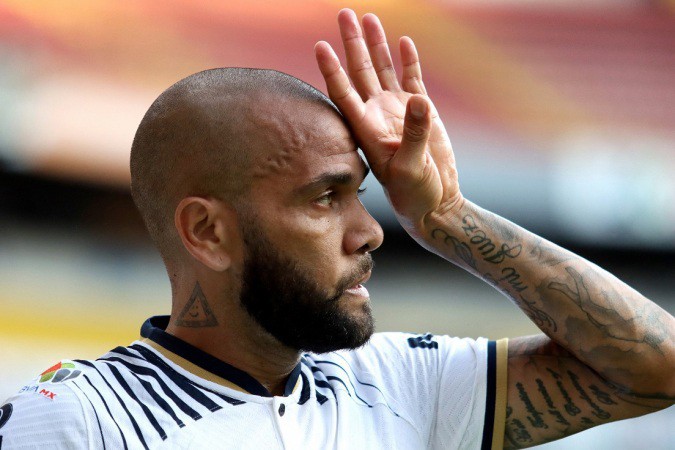 Daniel Alves jogava no Pumas, mas teve o contrato rescindido pelo clube mexicano