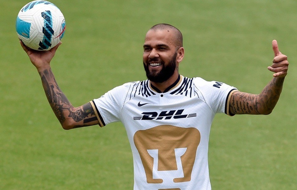 Lateral Daniel Alves segue preso na Espanha