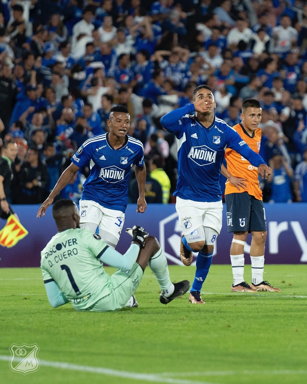 Daniel Cataño, do Millonarios, comemora o gol dele contra o Universidad Católica, de Quito