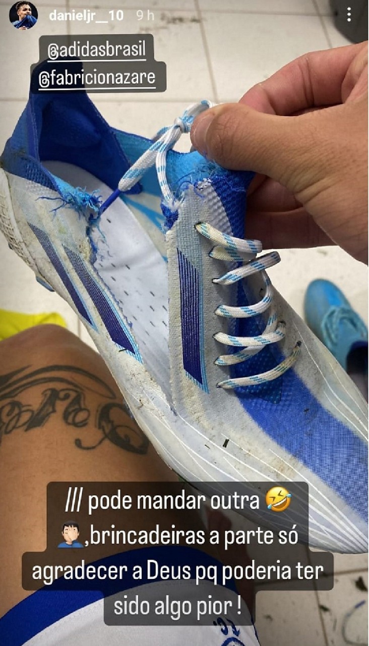 Chuteira ficou completamente destruída