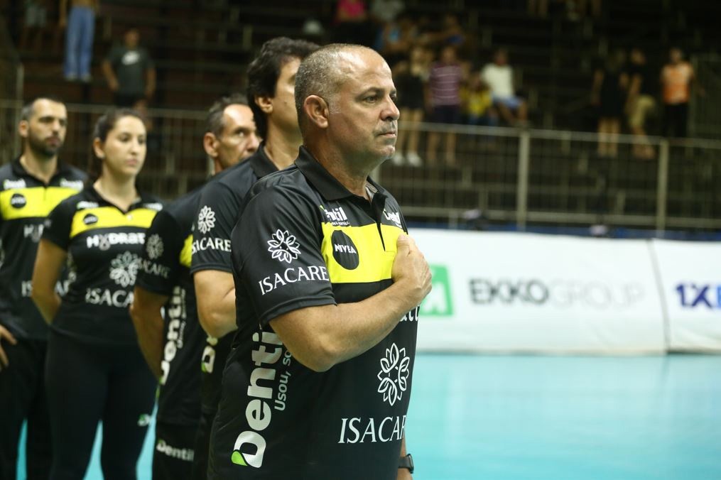 Paulo Coco, técnico do Dentil Praia Clube