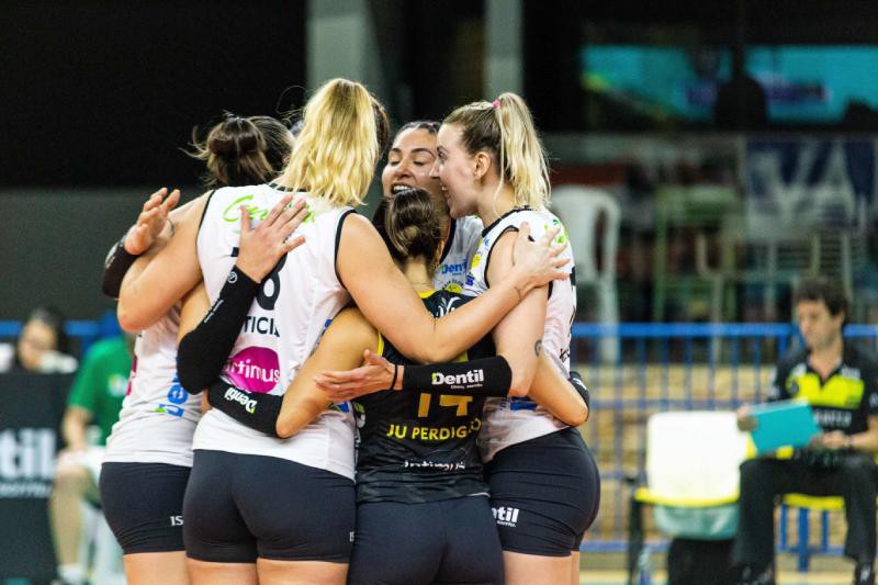Dentil Praia Clube segue na liderança da Superliga