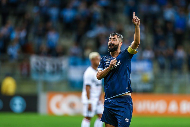 Depois de mais de 500 dias, por conta de grave lesão, meia Douglas volta a marcar um gol com a camisa do Grêmio