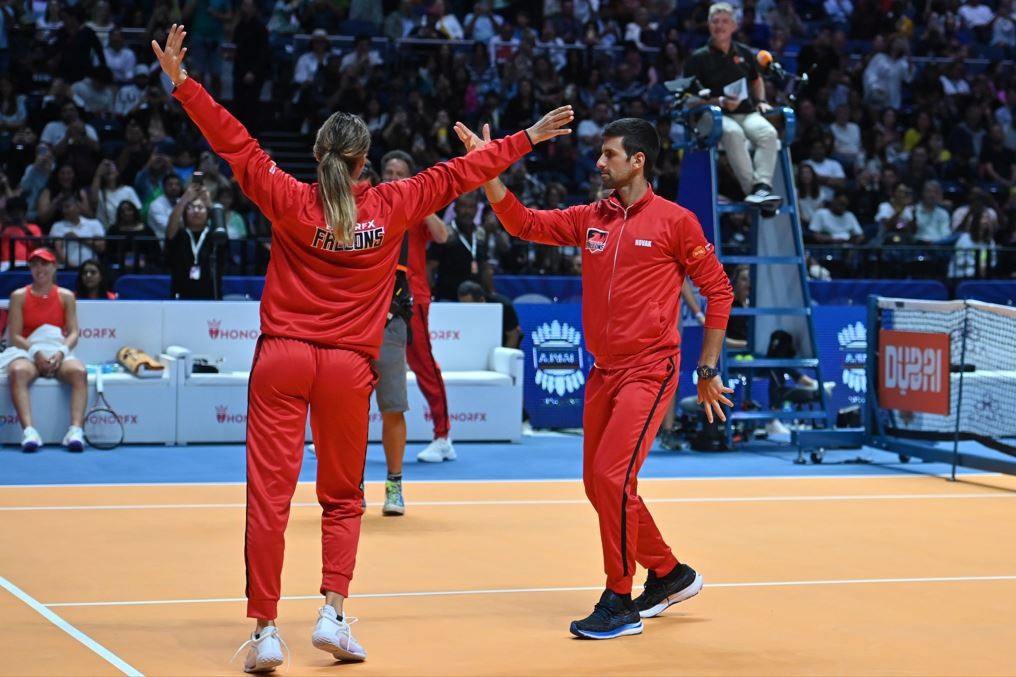 Djokovic dança com Aryna Sabalenka durante partida de exibição em Dubai