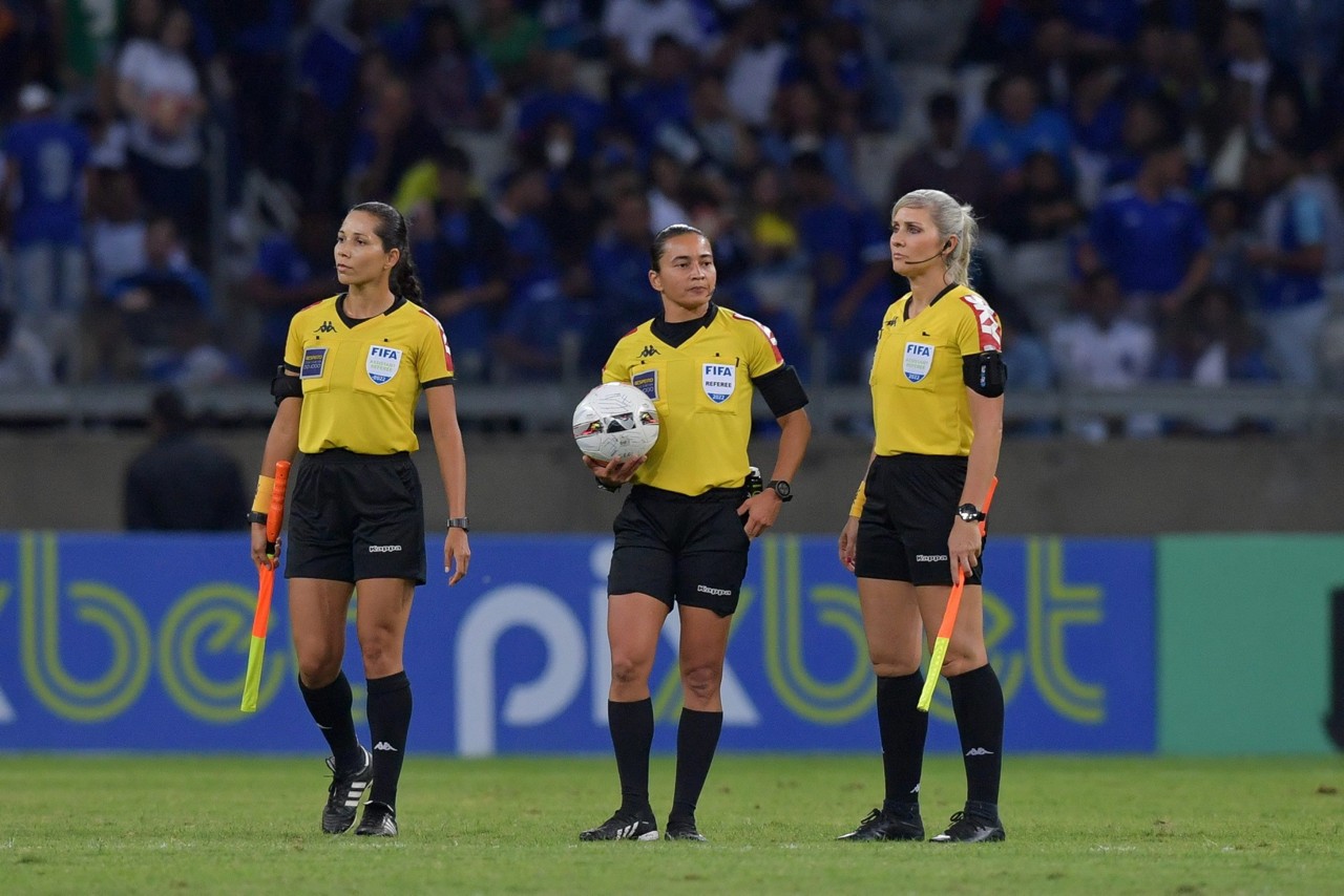 Edina Alves Batista (ao centro) comandou o jogo entre Cruzeiro e Vila Nova-GO