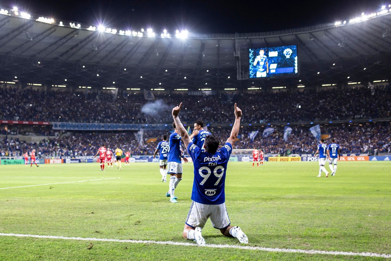 Edu comemora gol no Mineirão; marcado por história pessoal de superação, atacante simboliza bem o 'renascimento' do Cruzeiro