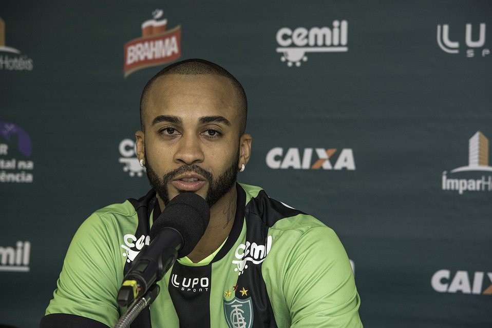 Volante Wesley foi expulso no jogo com o Internacional 