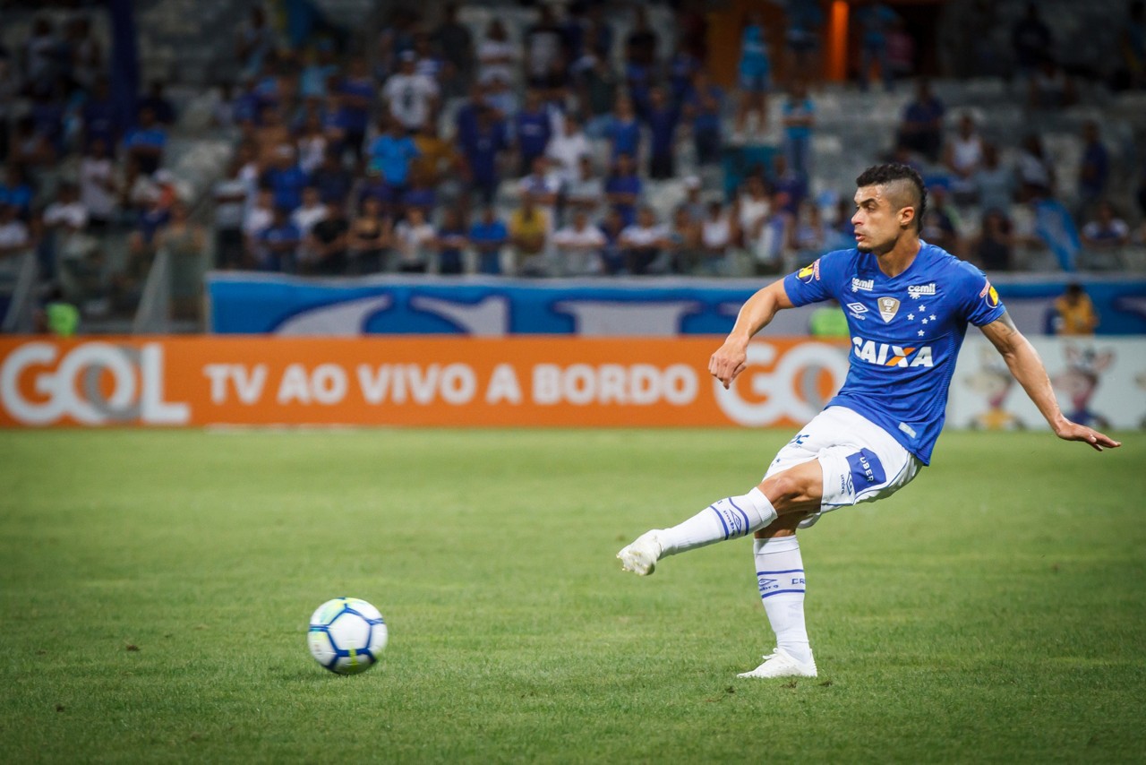 Egídio foi titular do Cruzeiro neste domingo, contra o Santos