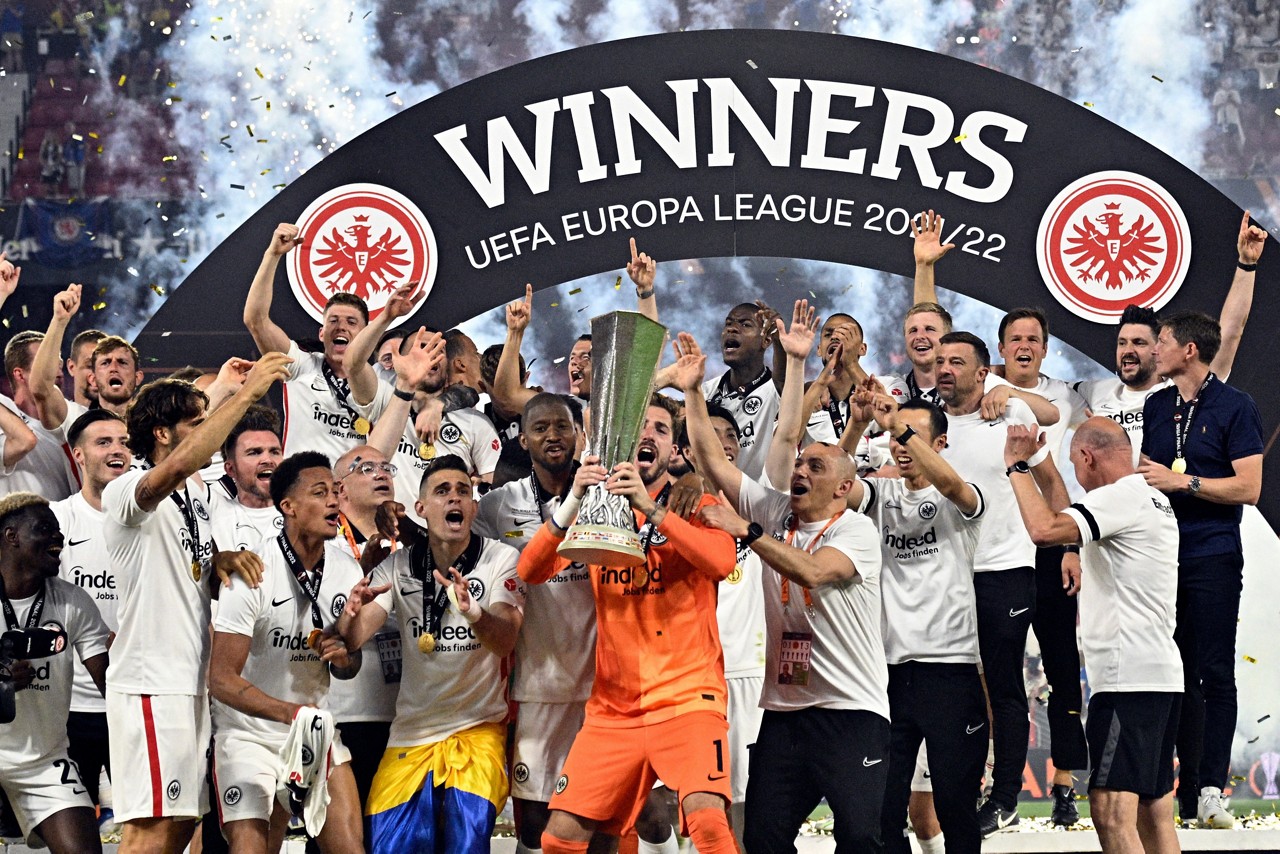 Jogadores do Eintracht Frankfurt comemoram o título da Liga Europa